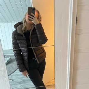 Colmar Jacka - Toppen skick storlek 40. Men skulle säga xs eftersom de är små storlekar. Skriv vid intresse. Färgen är typ en rödbrun färg.