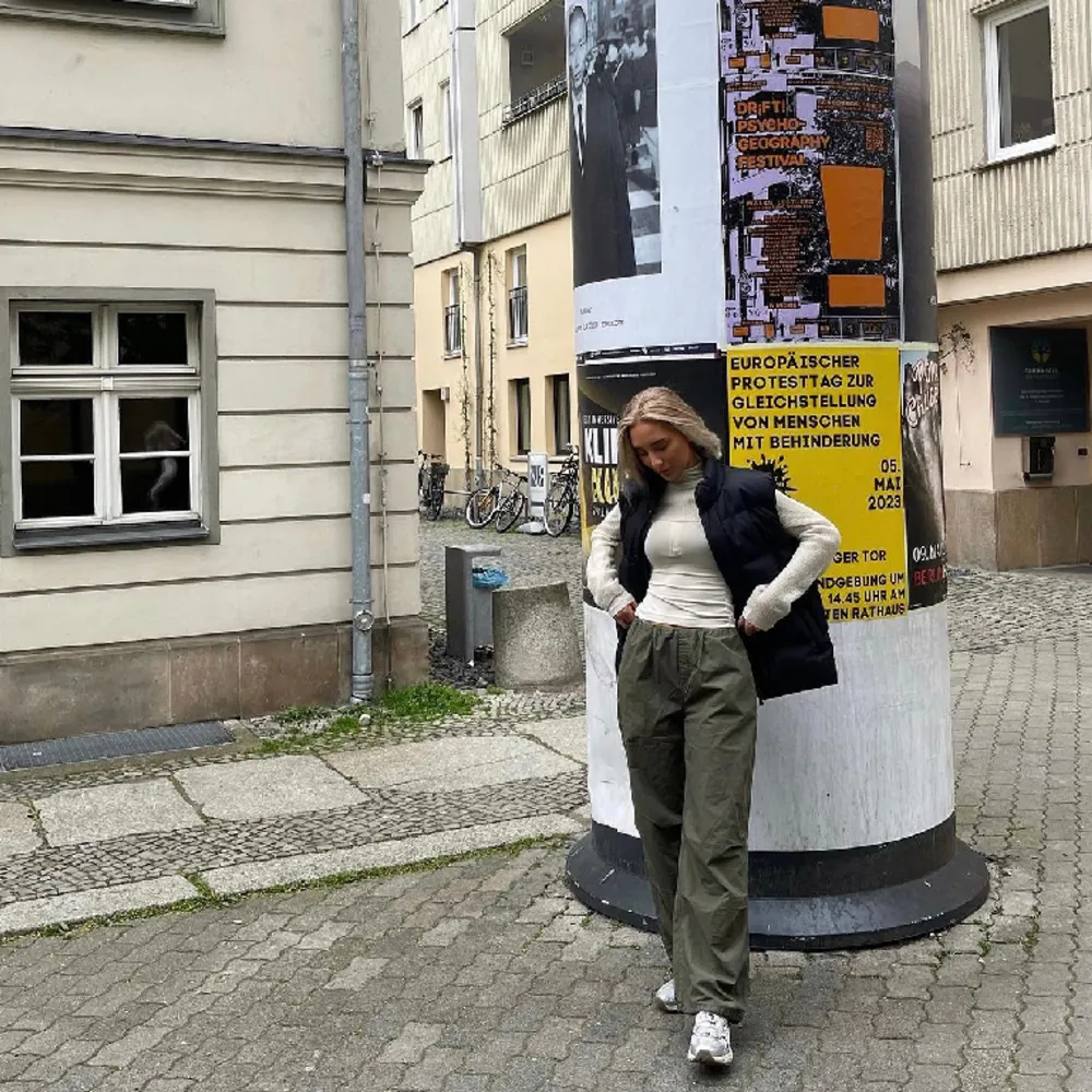 Supersnygga ”parachute pants” från stradivarius i storlek M, nypris 400. Säljer även ett par likadana i svart. Farkut & Housut.