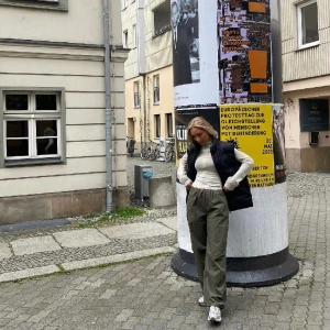 Fallskärmsbyxor - Supersnygga ”parachute pants” från stradivarius i storlek M, nypris 400. Säljer även ett par likadana i svart