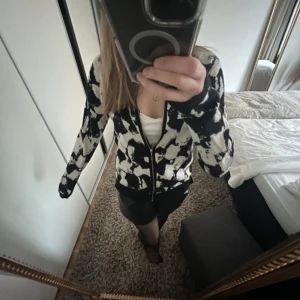 Jättefin kofta - Jättefin kofta som är använd en gång, passar att ha till ett par jeans i skolan bara!