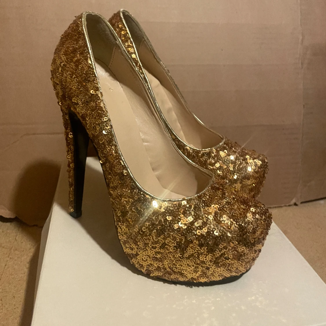 Guld glittriga klackskor