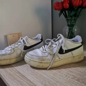 Air Force 1 - Air Force 1 skor, väldigt använda. Går stt tvättas bort allt smuts. Fick en repa vid hörnet (bild 1). Köparen står för frakten.