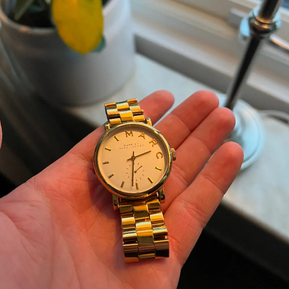 Min tjej säljer sin Marc Jacobs klocka då hon inte använder den. Använd fåtal gånger. Är i väldigt bra skick. Storlek: 5 cm i diameter ( 15 cm runt handleden ) Finns tyvärr ingen extra länk, så går bara att minska om man vill. Pris 1100kr. Accessoarer.