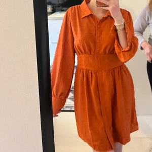 Orange klänning  - Aldrig använd. I nytt skick 