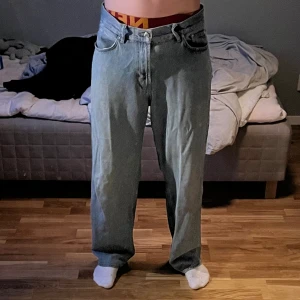 Baggy jeans - Bra skick. Känns större än small. Köpte för ca 700 kr