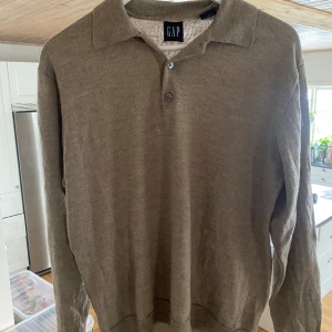 Stickad tröja - En riktigt schysst stickad tröja från dressman. Tröjan är i utmärkt skick och storleken L men sitter som M.  Priset kan diskuteras! Skriv gärna för fler frågor eller bilder!