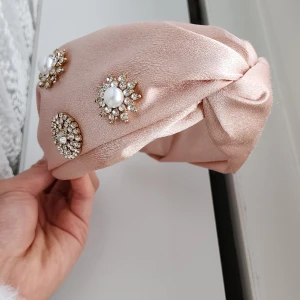 Diadem - Säljer min vackra diadem som är knappt använd. Är i mycket bra skick. Minns inte riktigt vart jag hade köpt den, antingen Glitter eller Ur&Penn.
