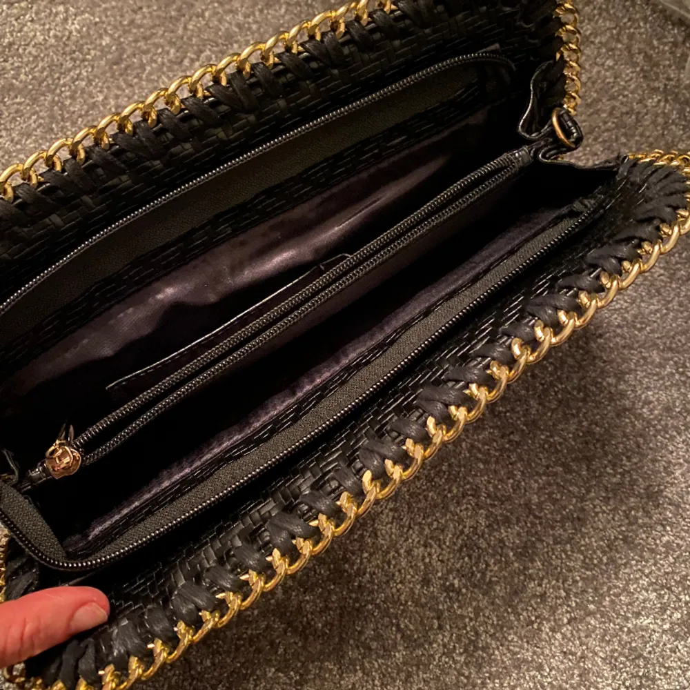 Kuvertväska i svart med guldkant och fint mönster, använd ett fåtal gånger . Väskor.