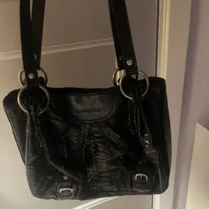 Snygg svart väska med silverdetaljer som passar till allt, även rymlig! 