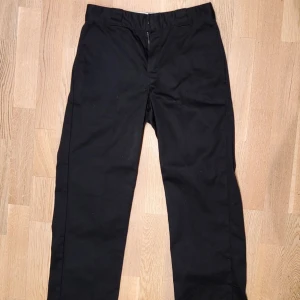 Dickies 874 - Size W30 L32, Skick 10/10, köpta typ förra veckan. Säljer eftersom jag vill size up. Pris kan diskuteras