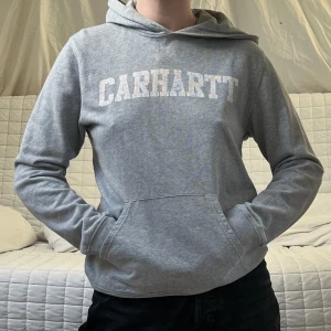 Carhartt Hoodie - Grå Hoodie från Carhartt, storleken står ej men skulle uppskatta till storlek S❤️