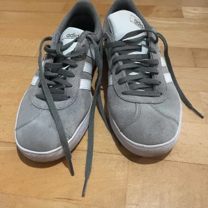 Adidas skor  - Jätte fina Adidas skor som jag har bara använt en gång eftersom dem är förstora för mig! Men är i jättebra skick! Tror jag köpte dem för 750kr💓 skriv om mer info ☺️