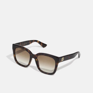 Gucci solgalsögon  - Säljer mina superstiliga Gucci solglasögon i en brunmulerad färg som passar till allt!! Sparsamt använda därav inga defekter. Ordinarie pris 2 185kr. Fodral medföljer 💕💕🥰🫶🏼🤩