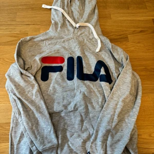 Fila hoodie - Använd ett par gånger, men fortfarande i fint skick. 