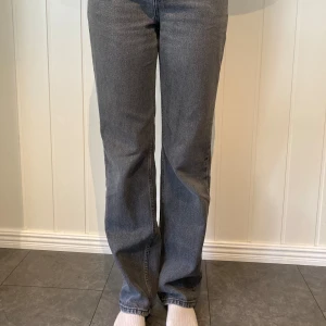 Jeans  - Grå jeans från New Yorker, stl 36. Beninnerlängd 82 cm. Använda men i fint skick.