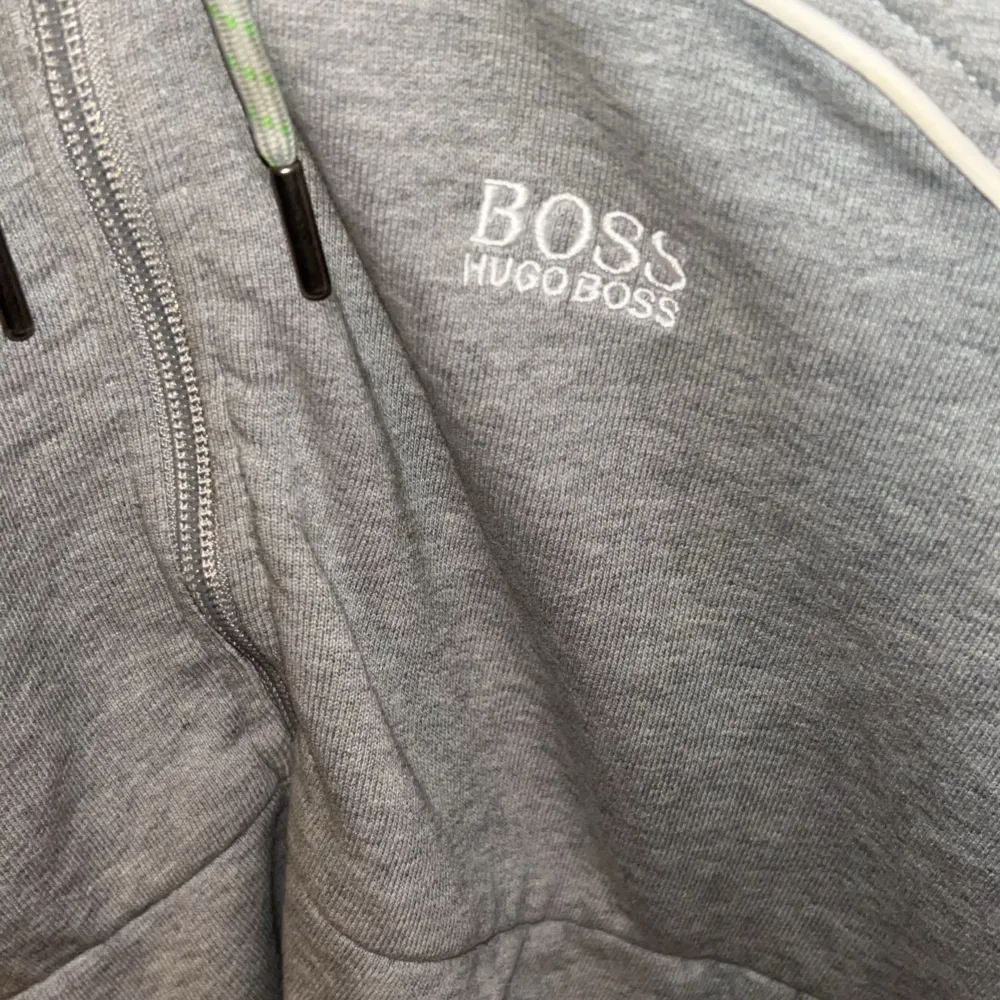 Tjena tjena, säljer min Hugo boss hoddie för den kommer inte till använde längre har använt den några gånger men den är i gott skick 😁. Hoodies.