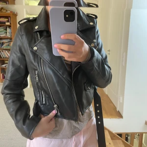 Skinnjacka - Säljer skinnjacka från pull&bear. Liten i storleken är en S men skulle säga mer en xs😊
