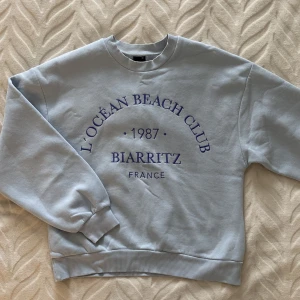 Sweatshirt  - En pastellblå sweatshirt ifrån Gina tricot i strl:xs Tröjan är i mycket bra skick och har inga defekter Pris:100kr