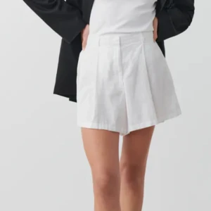 linen blend Shorts  - Helt nya i packet! Köpta på Gina tricot men råka köpa två av samma så säker vidare. Ordinarie pris 299kr 