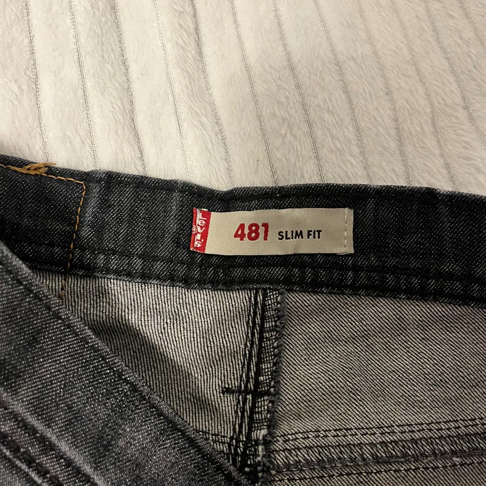 Lågmidjade Levi’s jeans som är mörkgrå/svarta. En rak modell i storlek 26/32 men tyvärr är de försmå för mig. Midjan 40cm och innerbenslängden är 82cm☺️Skriv om du har några frågor💕 Priset ej hugget i sten!. Jeans & Byxor.