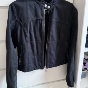 Svart jacka - Clover MC - Weekday - Storlek S - Superfin jacka från Weekday. Storlek 40/L men den är liten i storlek så skulle säga att den passar som en S. Enbart använd några gånger. Säljs då jag har alldeles för många liknande jackor. Slutsåld. Nypris: 590kr.  