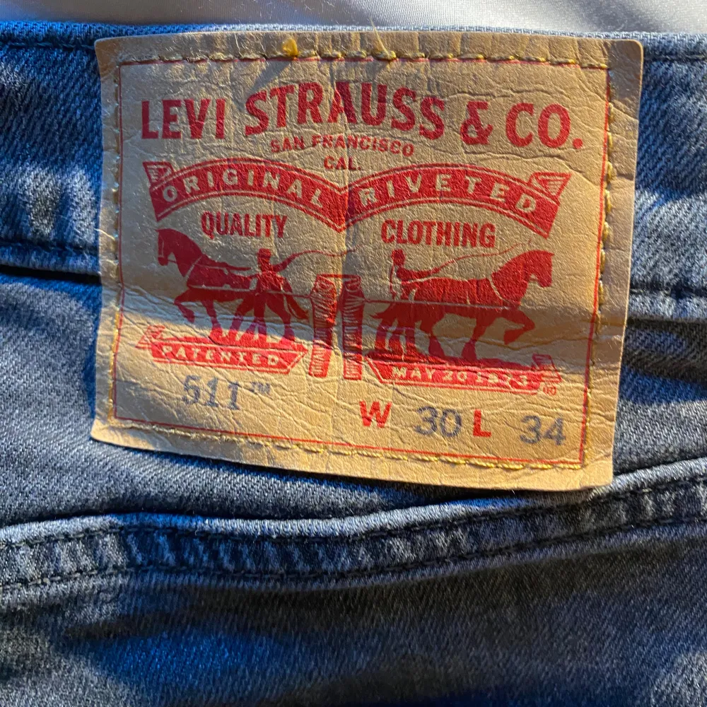 Slim fit levis jeans i as bra skick, mörkgrå färg. Priser kan diskuteras vid snabb affär. . Jeans & Byxor.