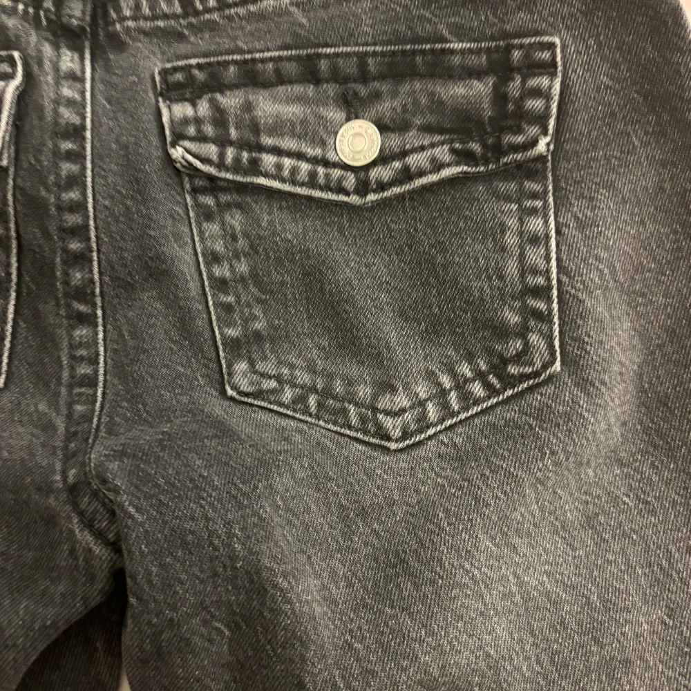 Säljer ett par mörkgråa Lågmidjade bootcut jeans för att de inte används, byxorna är använda men i bra skick. Priset kan diskuteras💗💗. Jeans & Byxor.