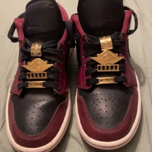 Jordan 1 beetroot dark low - Säljer dessa skor då dem tyvärr aldrig kommer till användning längre vilket är lite synd, har använt skorna många gånger men otroligt bra skick ovanpå och i. Undertill är dem tyvärr lite slitna vilket man kan se på sista bilden, crease skydd ingår
