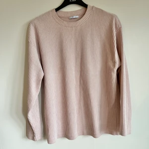 Tröja - Ribbad rosa tröja i bomull och polyester. Använd flera gånger och i bra skick.  Bild visar hur stor den är på mig som har xs. Erbjuder mängdrabatt🌻