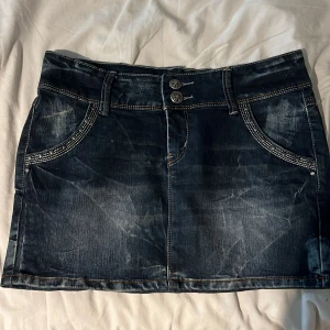 Jeans kjol - Jättefin jeans kjol från Miss Grace💞 använder inte så säljer den🥰 vet inte storlek men skulle säga M, pris går att diskutera, skriv om du har några funderingar, midjemått=81-82