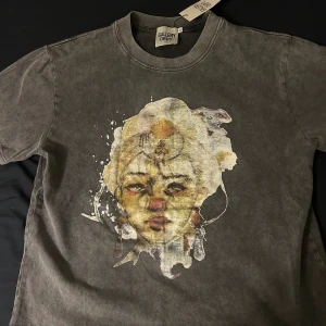 Graphic Tee Tshirt - Storlek S-M, kan passa dig oversized, skriv vid funderingar, kan bjuda på frakten! ;)