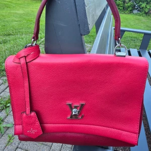 VÄSKA SÄLJES ! FINT  - Hejsan ! Säljes ett fint äkta läder skinnväska.  Pris 2500 fint skick .