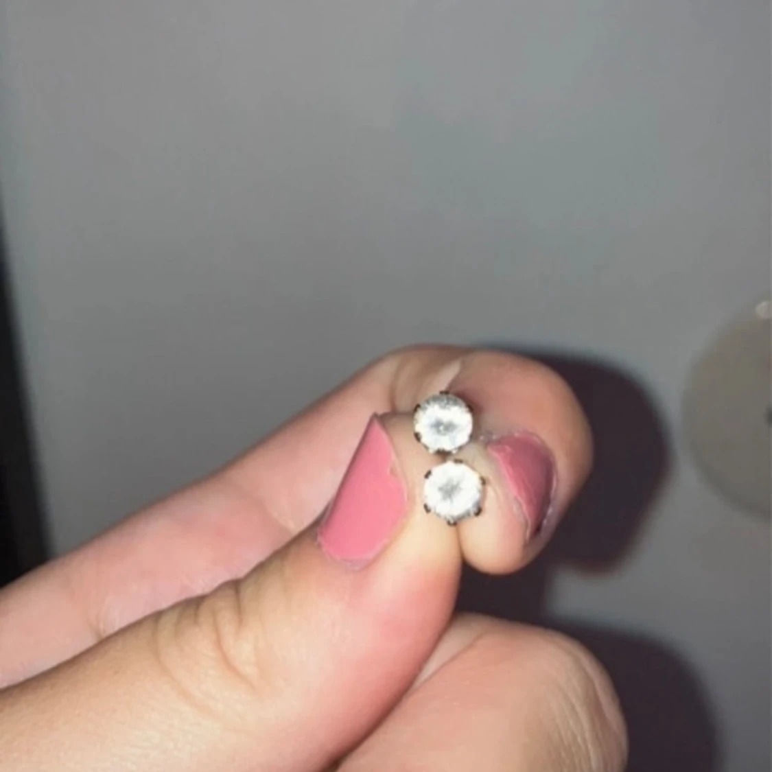 Örhängen vita stenar 