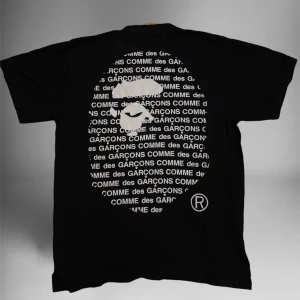 Bape x cdg tshirt - Säljer denna bape x cdg tshirt köpt i asien, skitsnygg men inte riktigt min stil längre