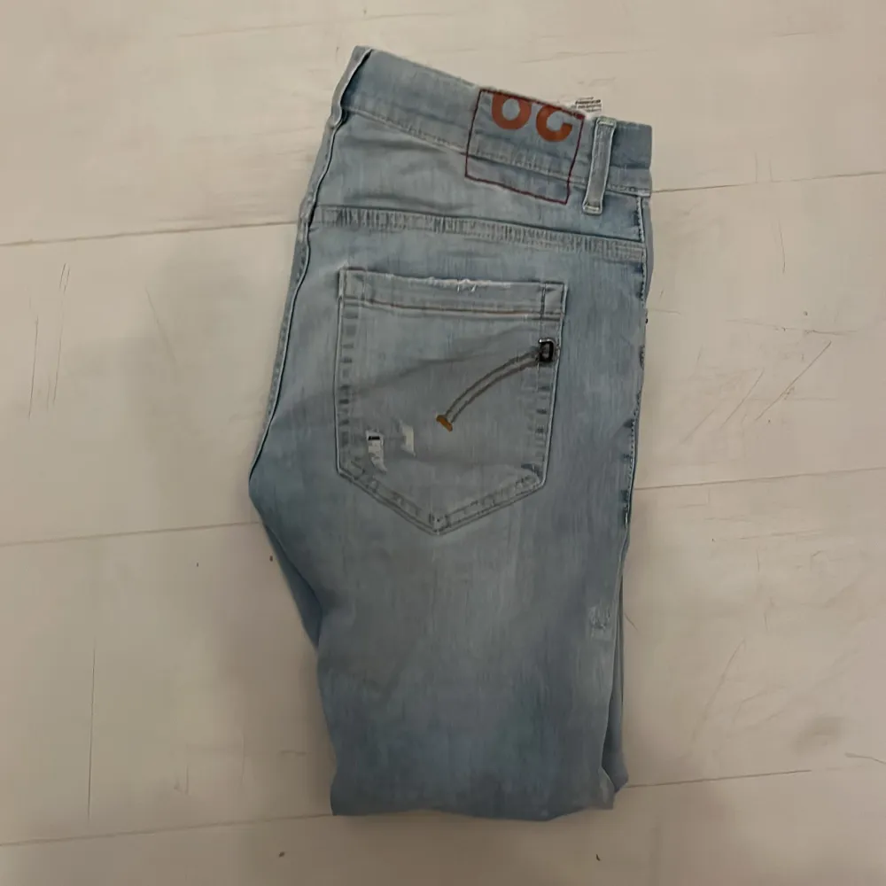 Säljer mina Dondup jeans då dom inte passar längre. Använda fåtal gånger så dom är i bra skick. Hör gärna av er vid frågor///Revamp. Jeans & Byxor.