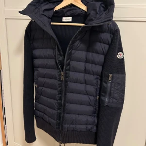 Moncler cardigan  - Säljer en superfin Moncler jacka till ett mycket bra pris och vädligt bra skick, perfekt nu till hösten. Storlek 3/M. Skriv för mer information eller fler bilder. Priset kan sänkas vid snabb affär.