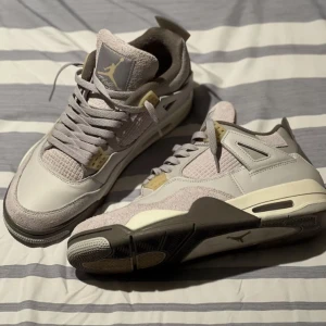 Air Jordan 4 - Äkta!!!! Nästan helt oanvända ”Air Jordan 4 Retro Craft Photon Dust” i nyskick. Dom är äkta å köpta i februari 2023 på Nikes egna hemsida.  Orginalkartongen följer med. Skriv ifall du har frågor 💗