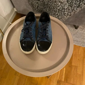 LANVIN SKOR - Ett par blåa lanvin i storlek uk 10 vilket är ungefär 43. De är väl använda de senaste 3 månaderna. På den vänstra främre delen av skon så är det ett rivmärke