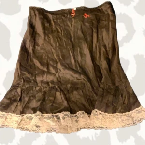 Odd molly kjol - En jättesöt sametskjol i märket odd molly, den har en röd rosette på framsidan💖