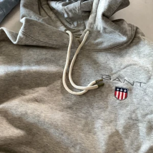 Gant hoodie - En fin grå gant hoodie
