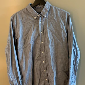 Gant Skjorta - En klassisk skjorta från Gant som är gråblå, passar högst troligen strl XS. 100% Bomull, Skick 10/10