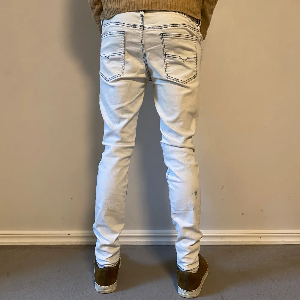 Hej! Säljer nu dessa vita Diesel jeans med fläckar av blått. Jeansen är i toppskick 10/10. Modellen är 185 och väger 70kg. Hör av dig vid frågor!. Jeans & Byxor.