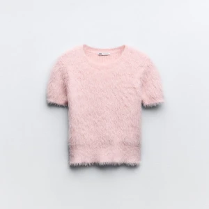 Rosa zara tröja - Sväljer en jätte fin tröja från zara som inte kommer till användning längre. Den har inga difekter och vill ni ha bild på så är de bara att skriva💕