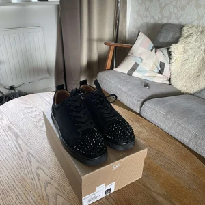 Christian Louboutin  - Hejsan,  Säljer dessa feta Christian Louboutin Black för billigt pris som också har otroligt bra skick, säljer dem då de inte används. Kontakta omedelbart vid intresse för priset kan diskuteras! Allt gott!