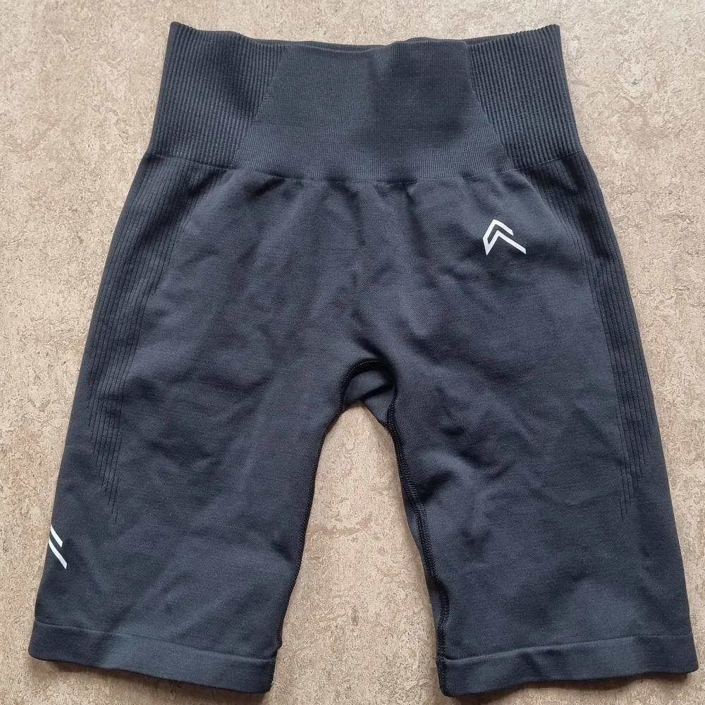 Säljer dessa Classic seamless 2.0 biker shorts då jag tycker de sitter för tajt. De är i färgen coal marl. Jag har inte använt de så mycket så det är inte något slitage på dem.. Sportswear.