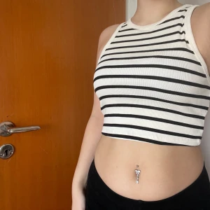 croppat linne! - kort ribbat linne som knappt är använt 🤍🖤 skönt material och extremt bra skick! skriv för fler bilder och/eller frågor<3