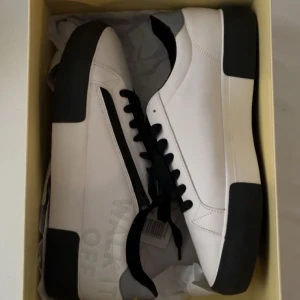 Bershka skor - Säljer ett par helt nya bershka skor aldrig använda skick 10:10