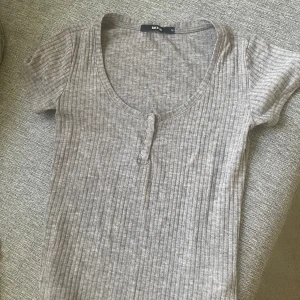 Grå tröja Bikbok - grå tshirt/topp från bikbok. Som ej används. U-ringning.