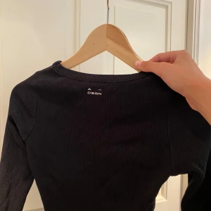 A-dsgn crop top - Snygg crop top från a-dsgn, välanvänd men i fint skick💞