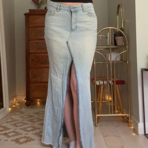 Lång jeanskjol - Lågmidjad maxikjol i jeans med slits framtill, vintage Only! Jag är 173 cm, midjemåttet är 76 cm och längden 97 cm 🤎